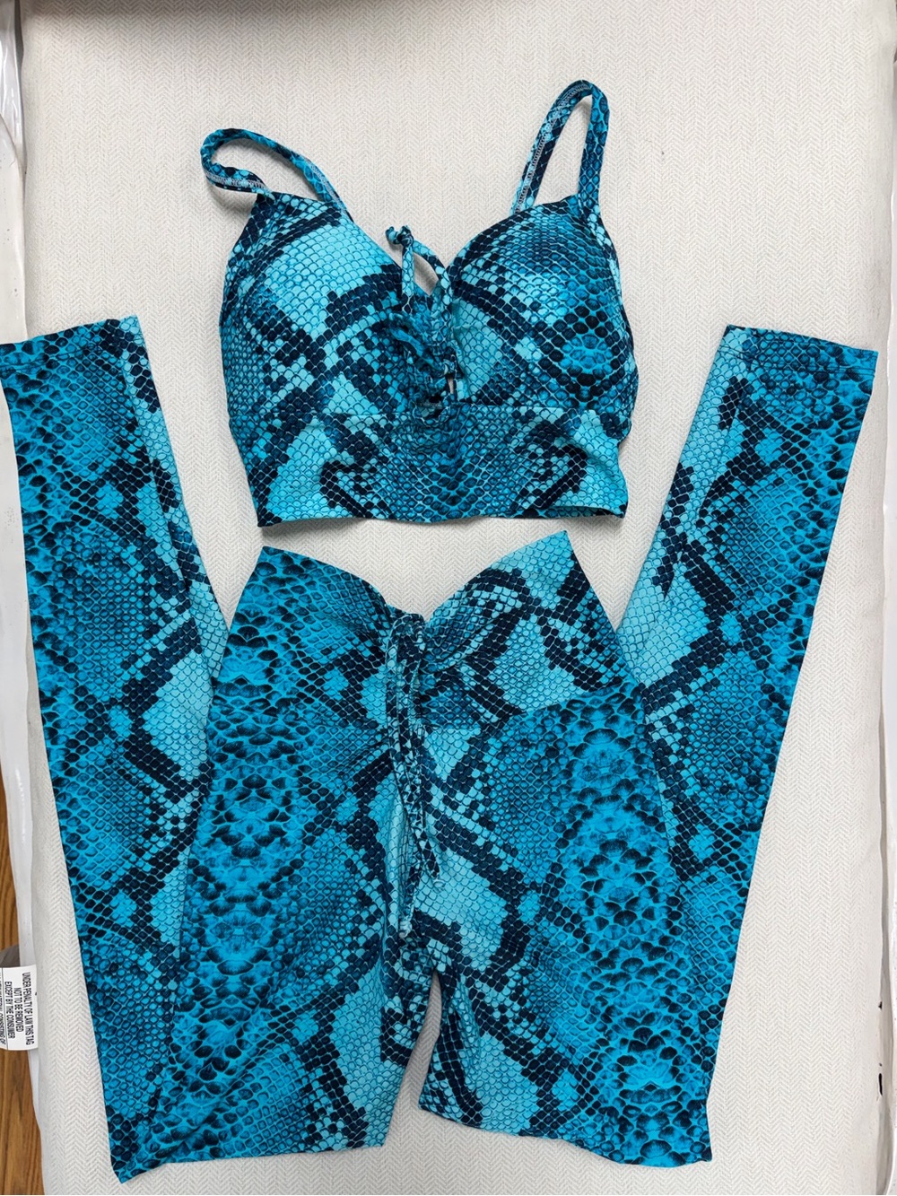 Be Fit 2-Piece Snake Print Lace-Up Sports Bra & Scrunch Leggings Blue Size Small